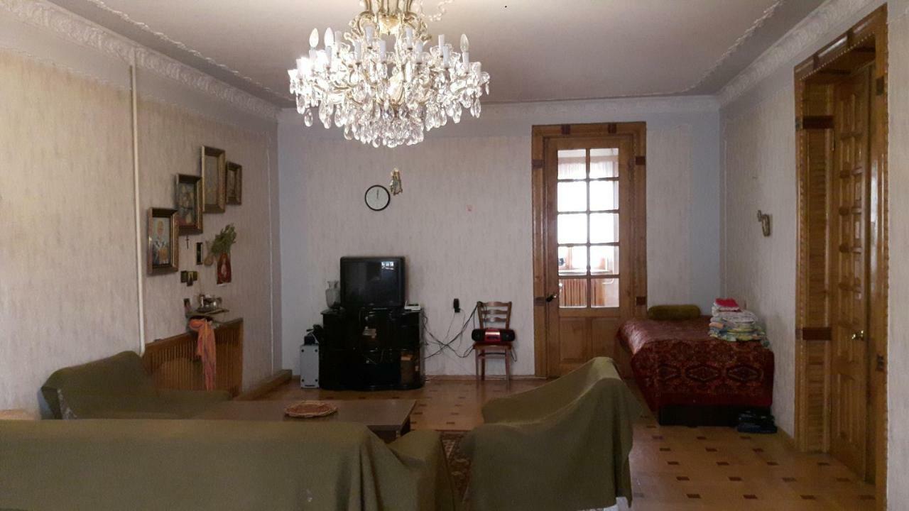 Guli Hotel Gori Buitenkant foto